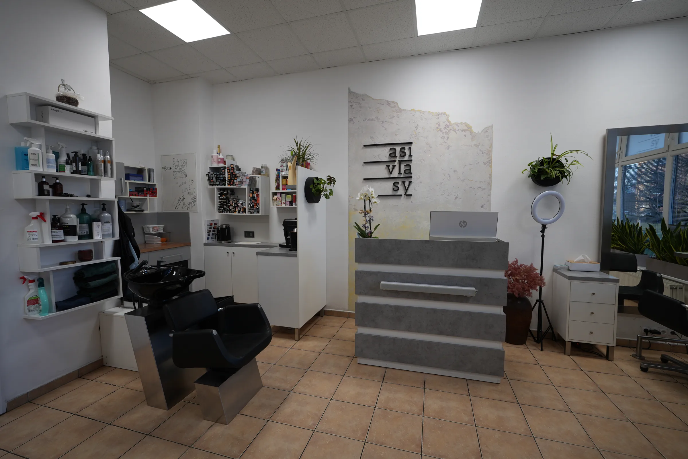 Mytí vlasů a masáž hlavy v salonu Asivlasy