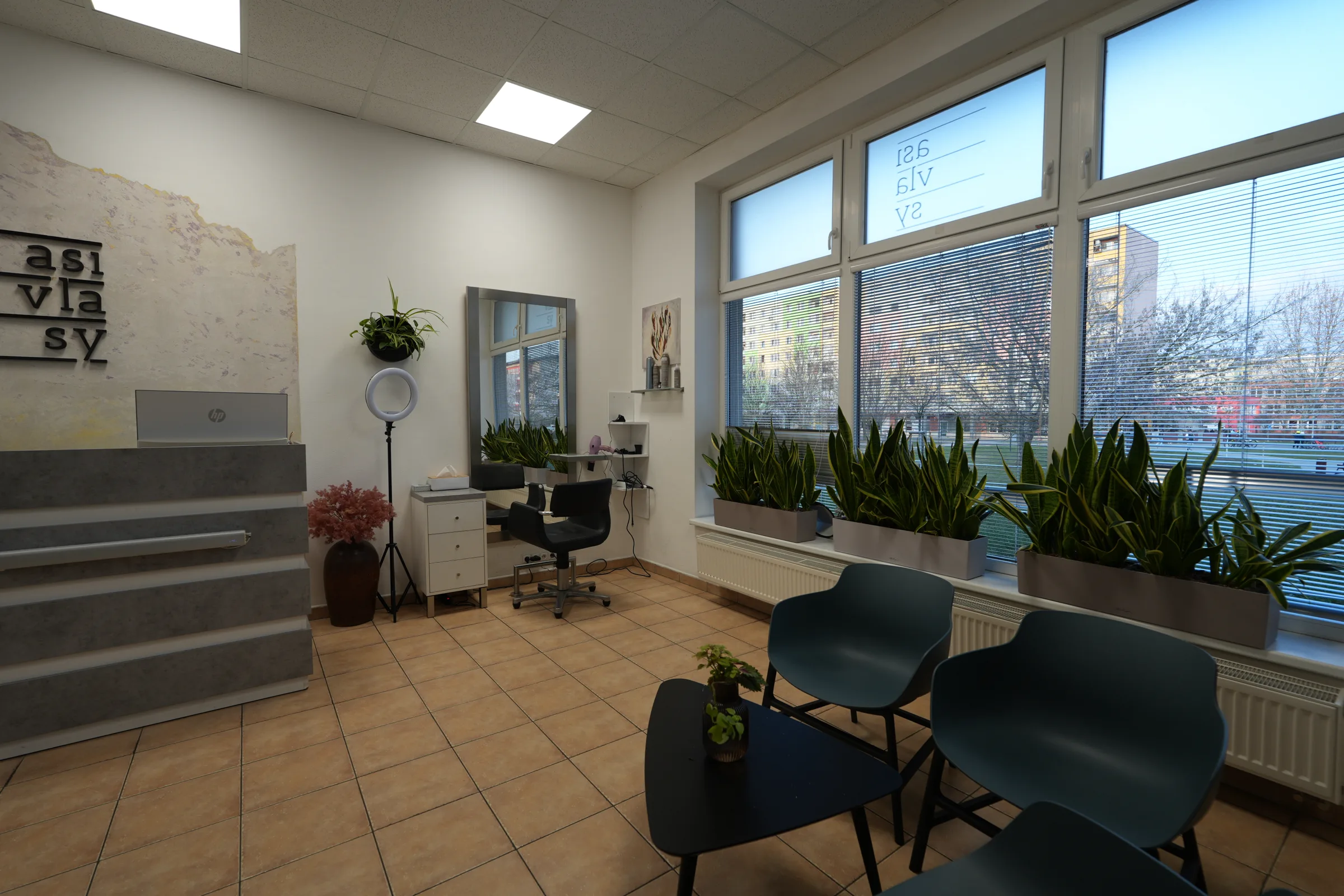 Interiér kadeřnického salonu v Olomouci